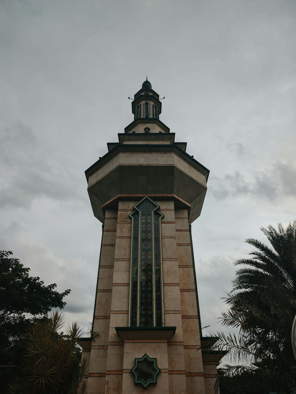 un'alta torre con un orologio in cima