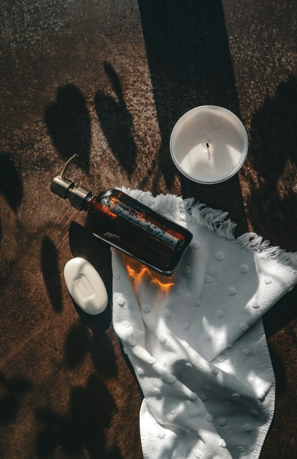 와인 한 병과 테이블 위의 촛불