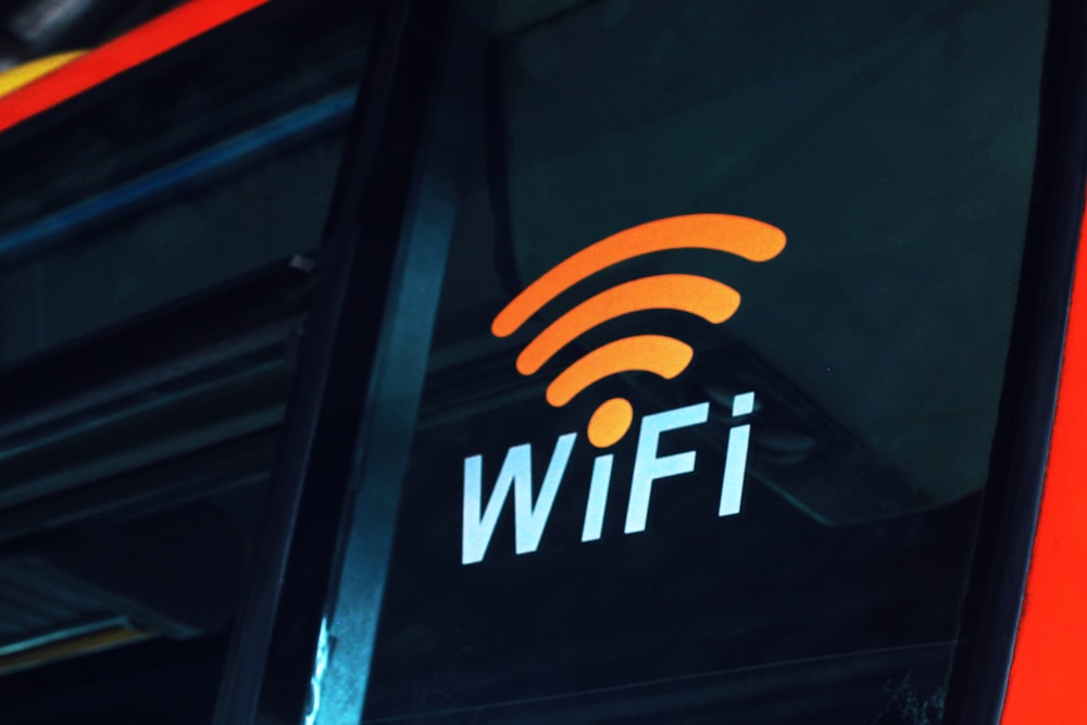 um close up do logotipo wifi na lateral de um ônibus