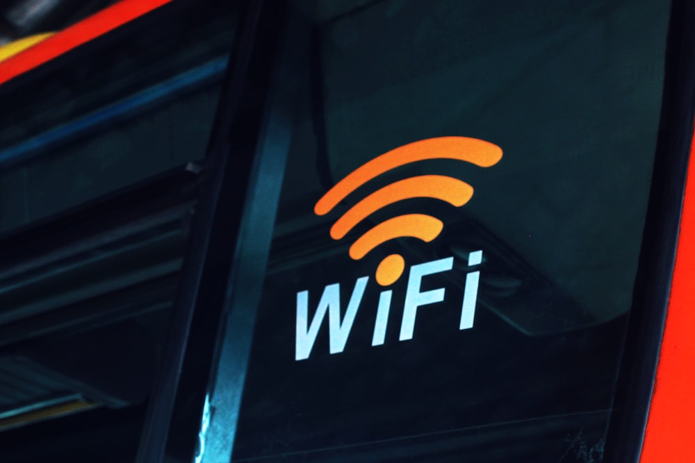 버스 측면에 있는 WiFi 로고 클로즈업