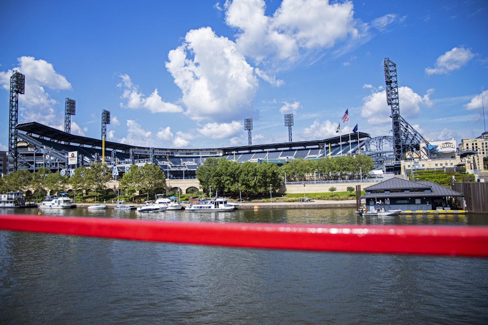 Una vista di uno stadio di baseball dall'altra parte dell'acqua