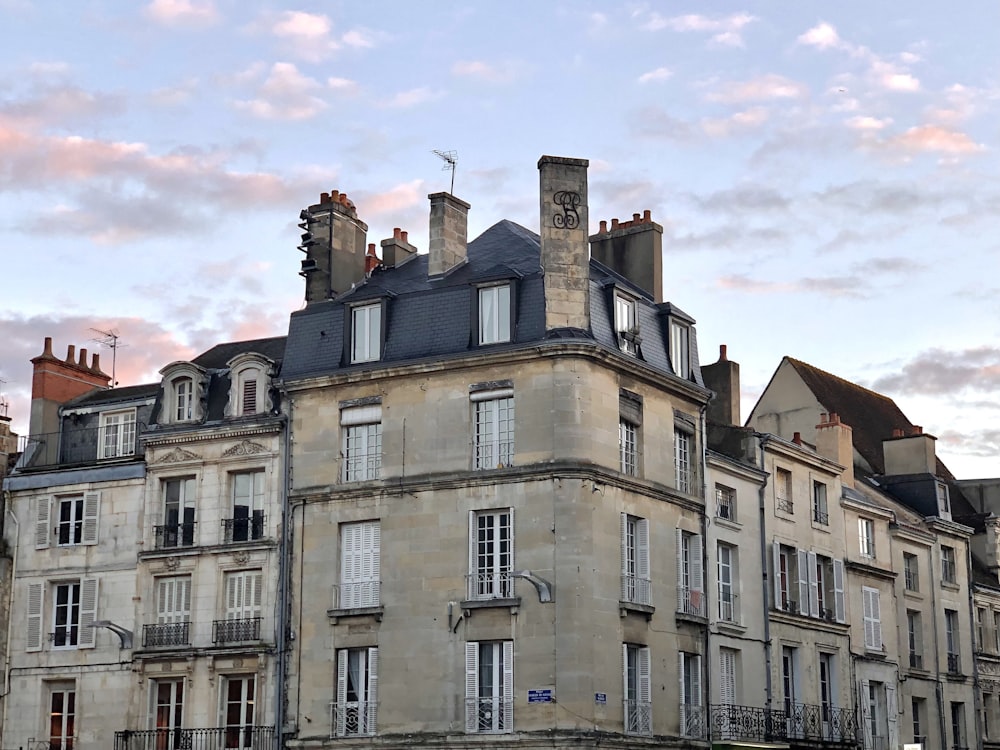 un grande edificio con molte finestre e balconi