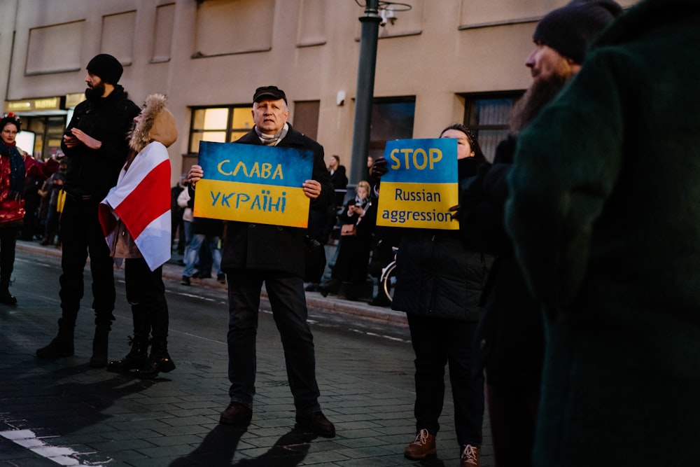 Un gruppo di persone che camminano per strada