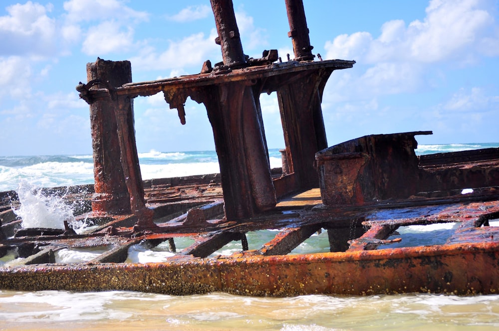 Ein verrostetes Schiff auf einem Strand