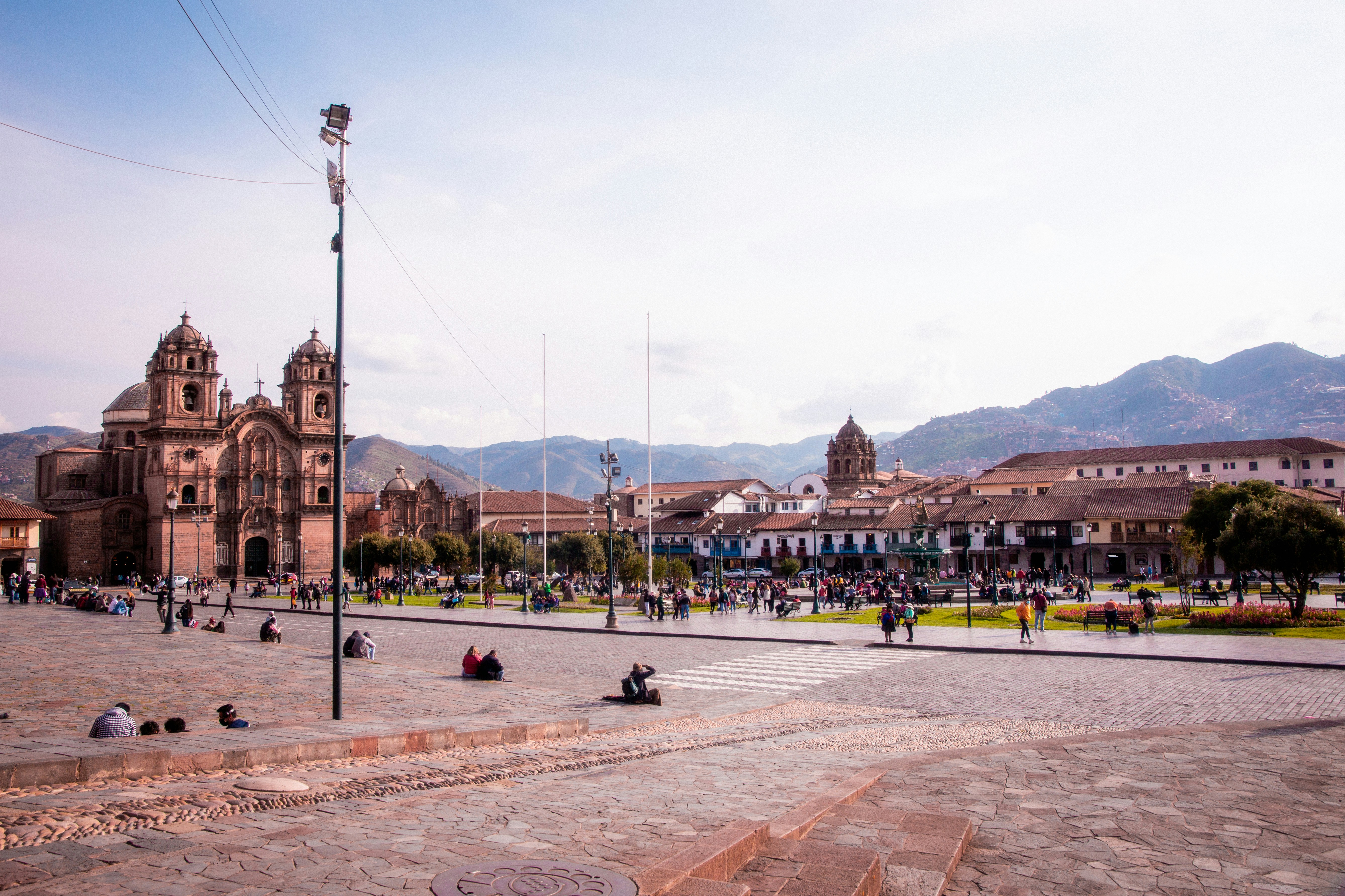 Un grupo de personas sentadas en el suelo frente a un edificio