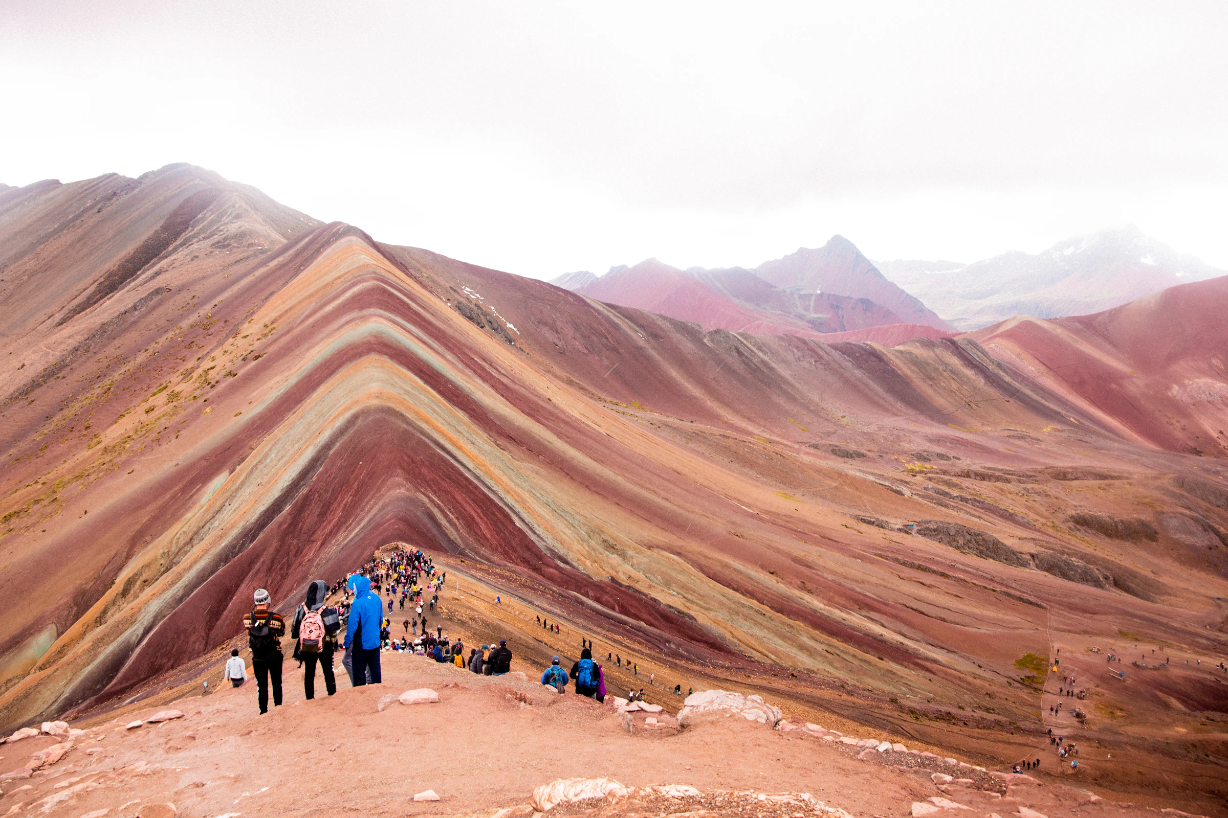 Grupo de viajeros reunidos en la cima de la montaña