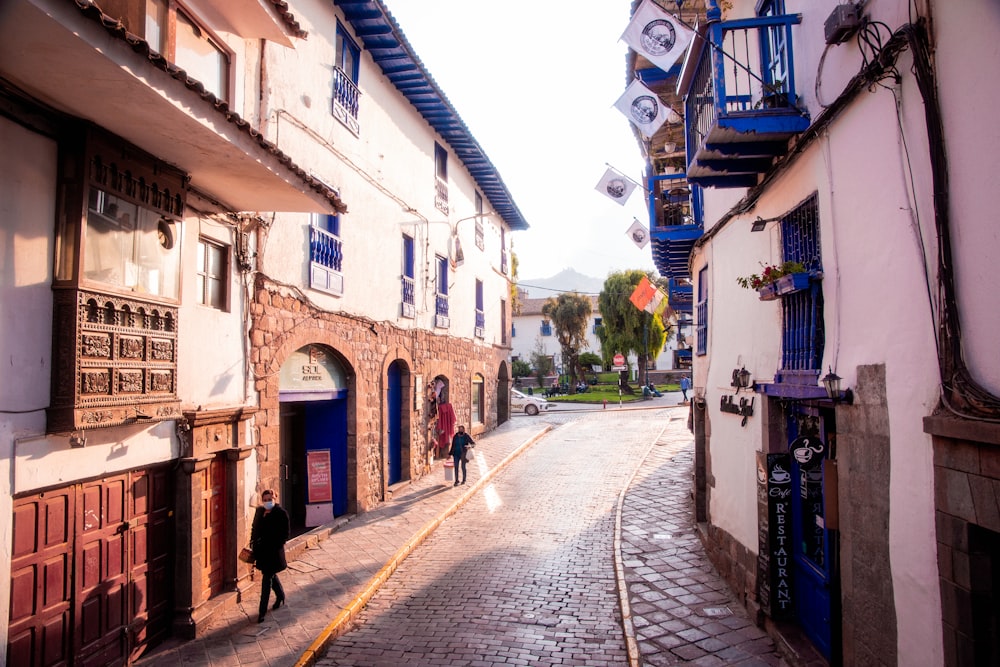 Un par de personas que están caminando por una calle