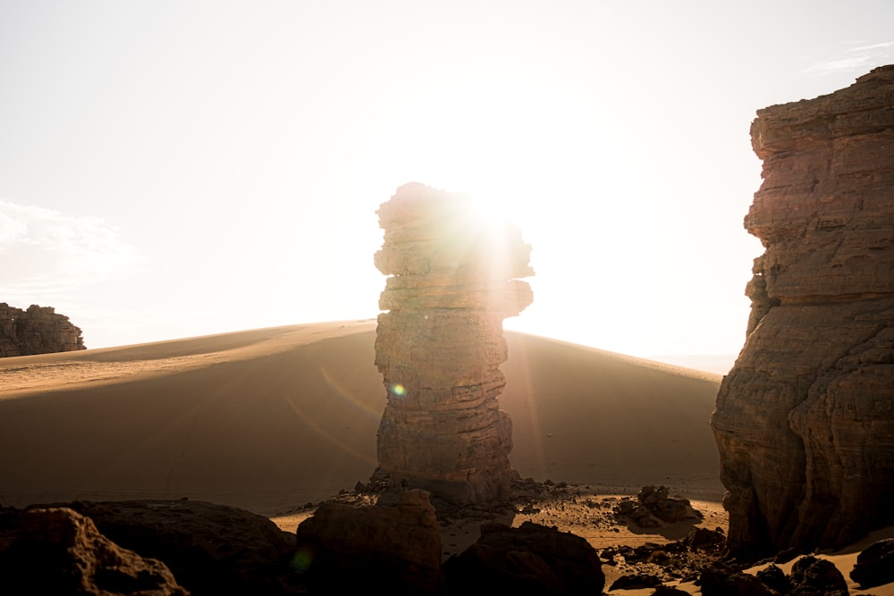 태양은 사막의 바위를 통해 빛난다.