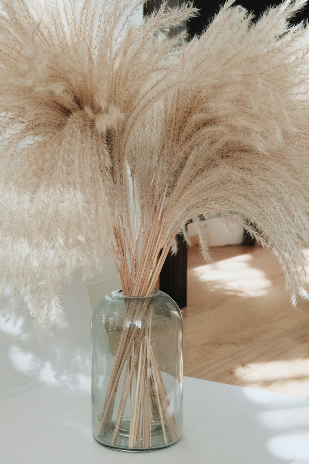 a vase filled with lots of dry grass