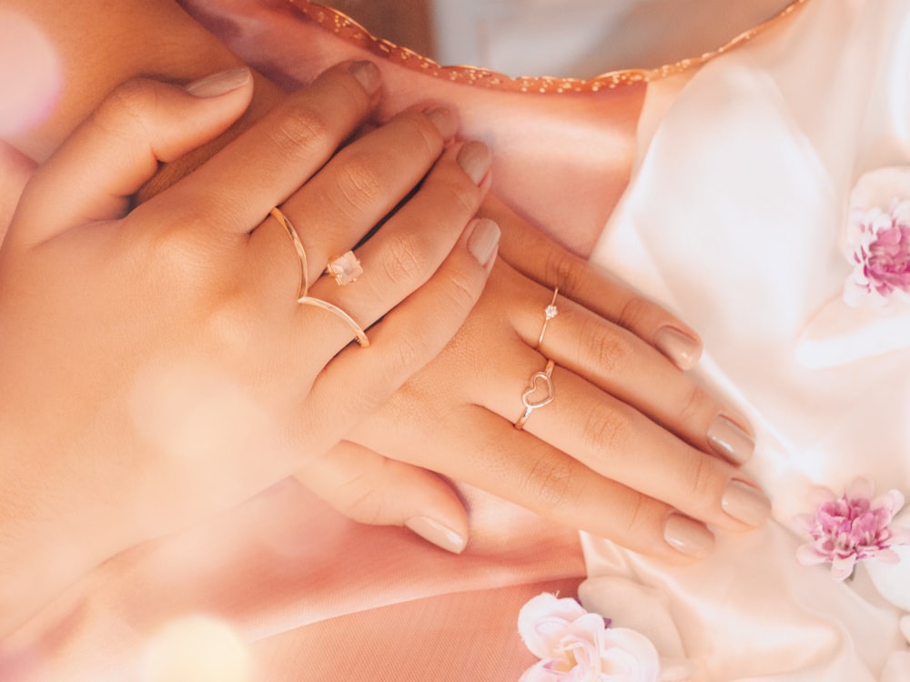 un gros plan des mains d’une femme tenant une bague