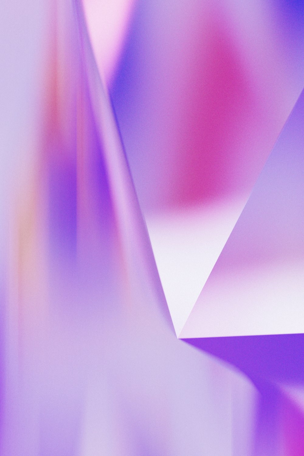 une image floue d’un objet blanc et violet