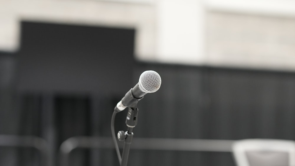 a microphone that is sitting on a table