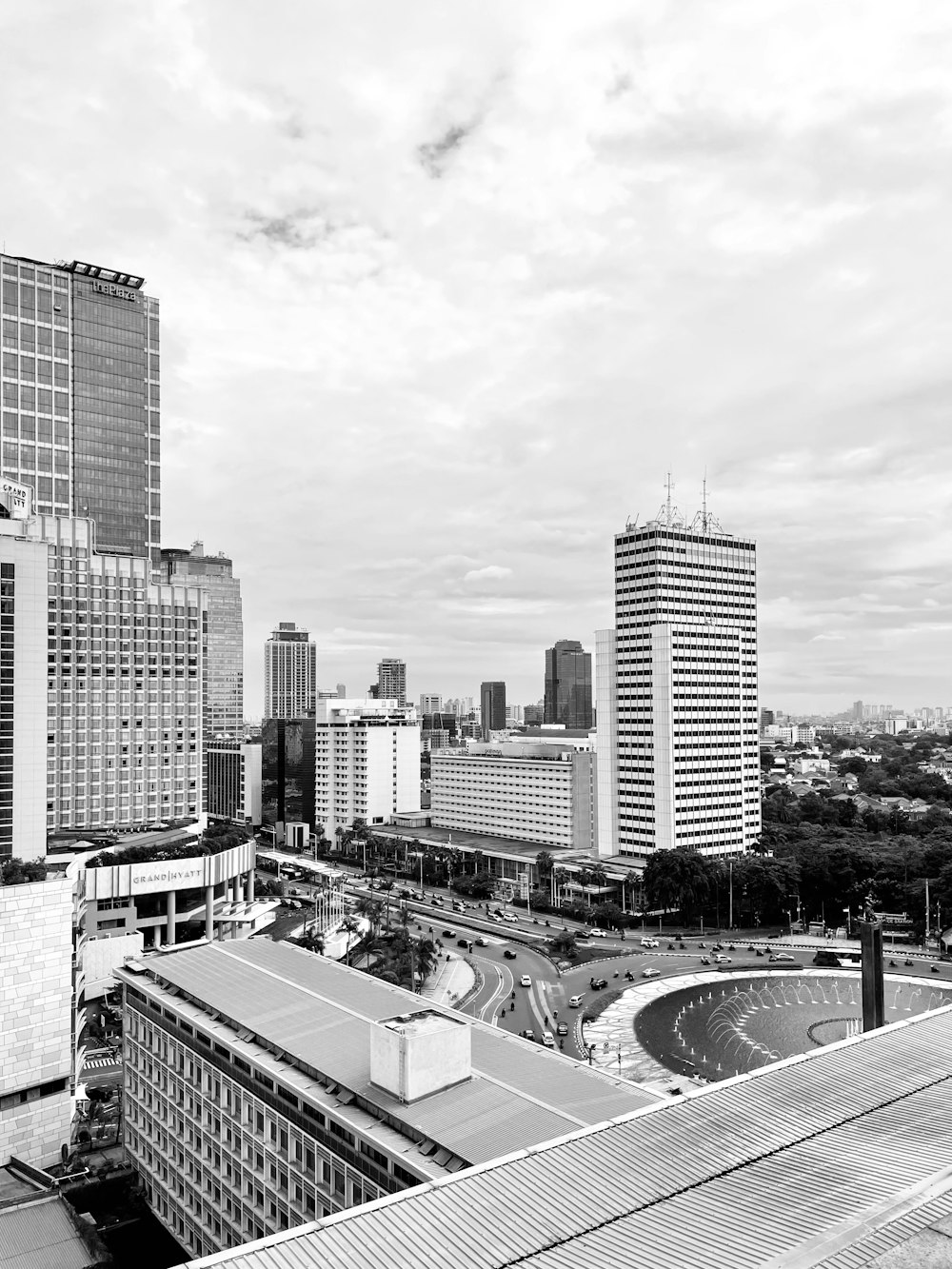 a black and white photo of a city skyline