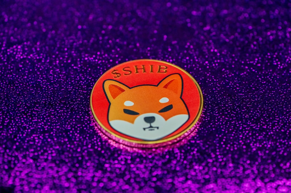 Un fond pailleté violet avec un badge Shiba rouge et orange