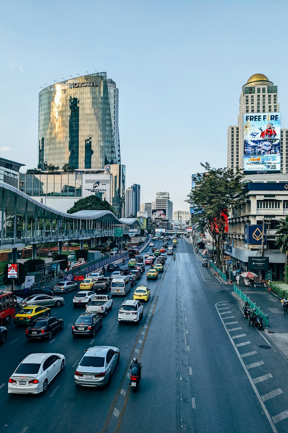 a city street filled with lots of traffic