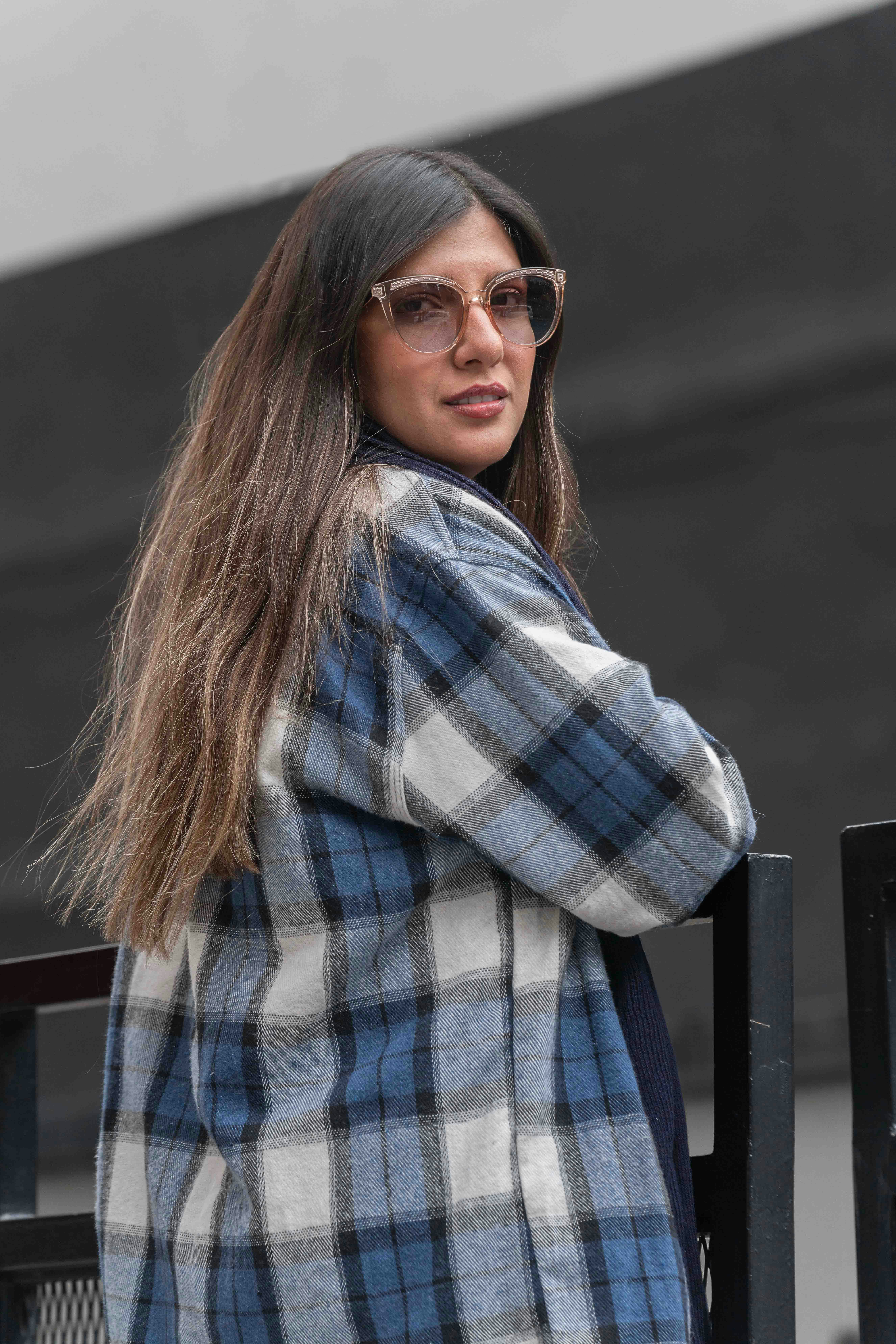 40대 50대 여성 체크 코트 오피스룩 무드 이미지