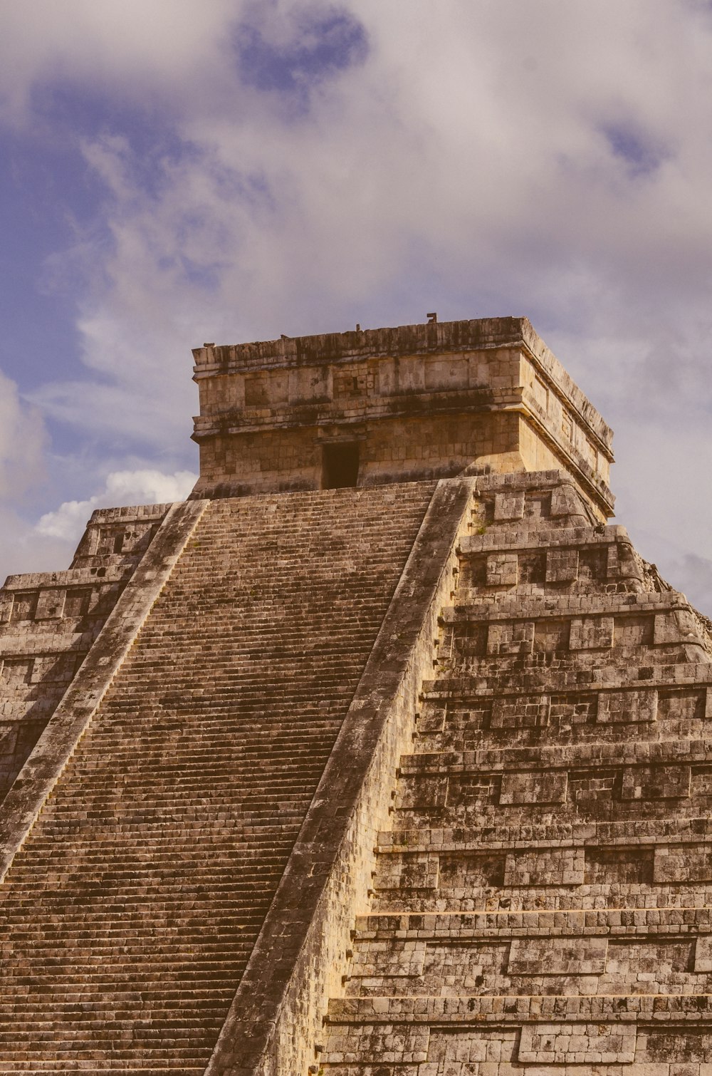 Eine sehr hohe Pyramide mit einer Uhr darauf