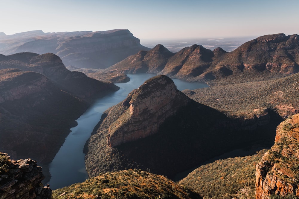 una vista de una cadena montañosa con un río que la atraviesa