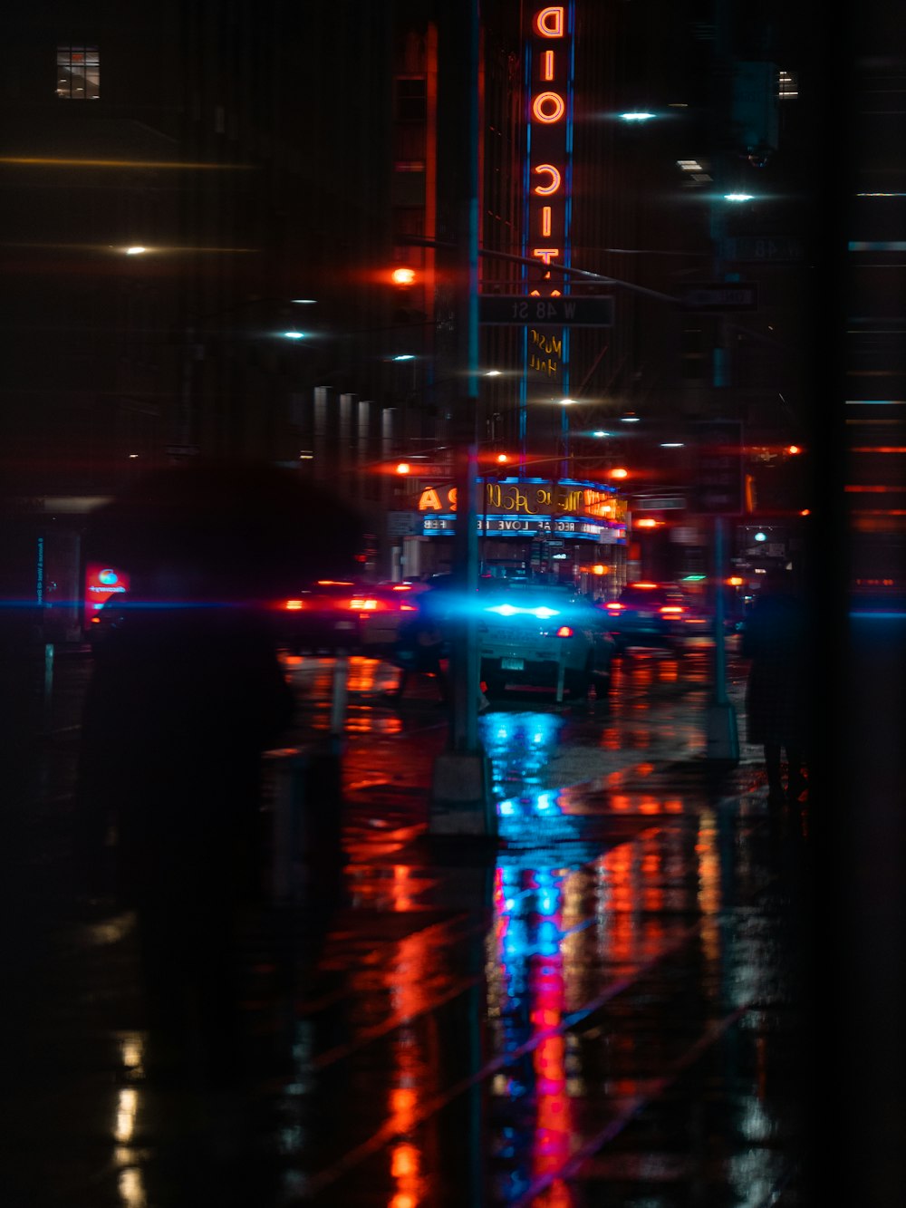 a city street filled with lots of traffic at night