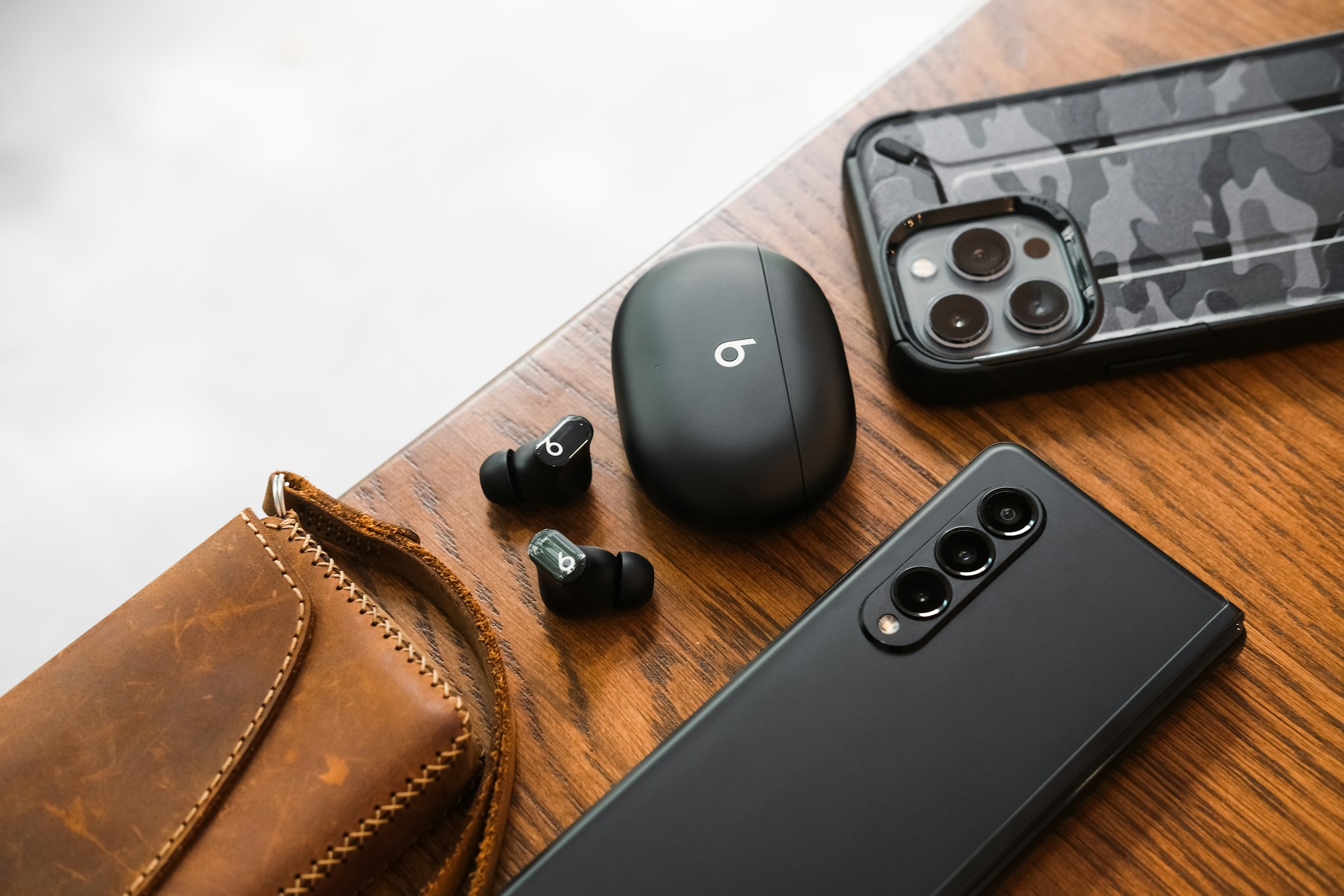 Beats Studio Buds with iPhone 13 Pro and Samsung Galaxy Z Fold 3.