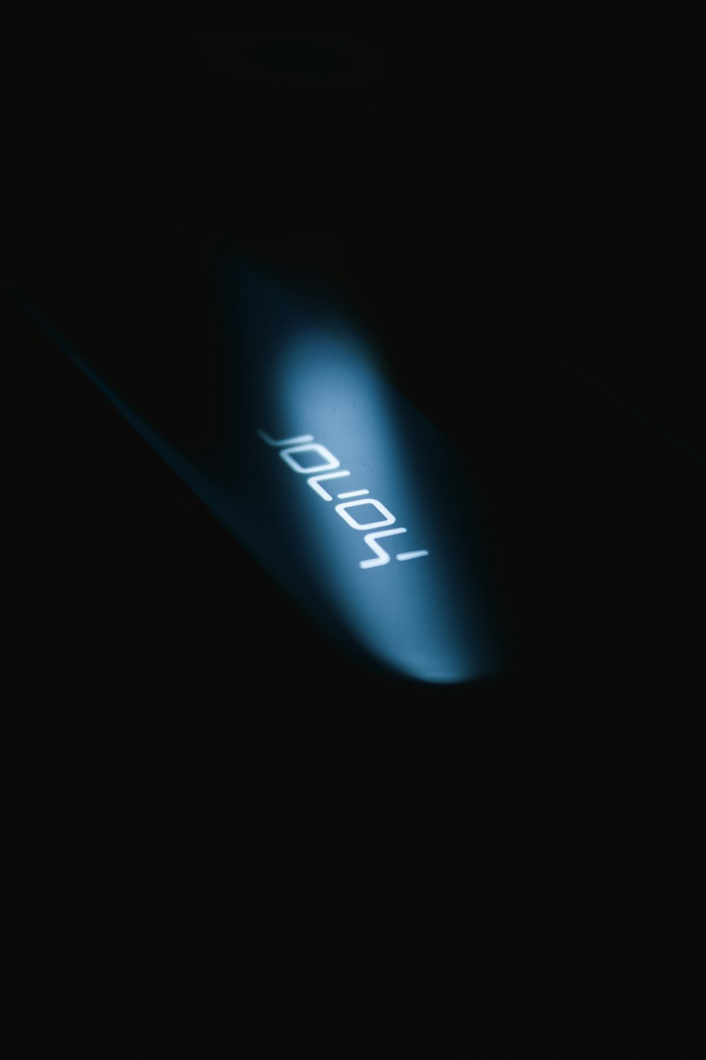 um close up de um telefone celular no escuro