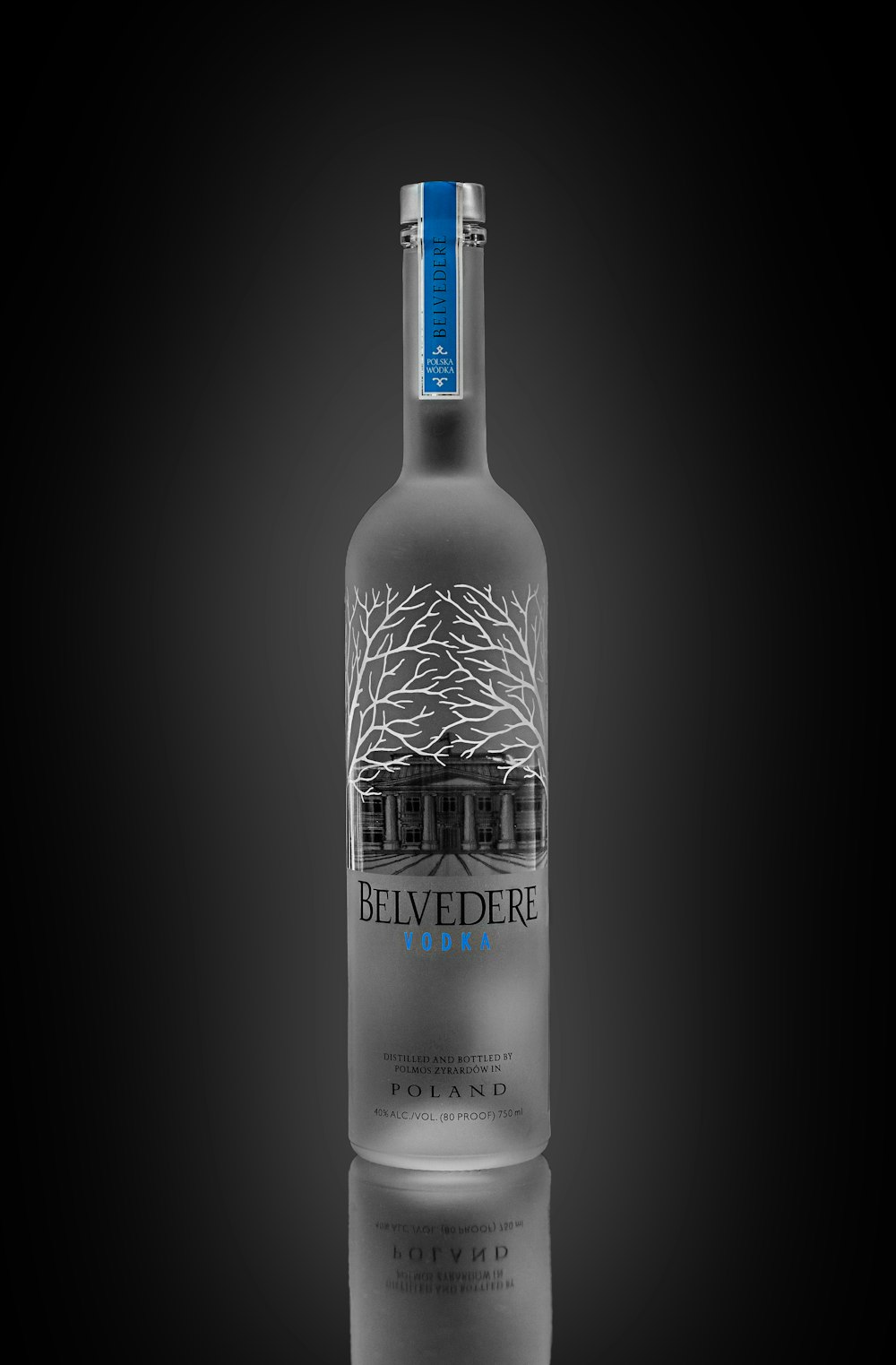 Eine Flasche Belvedere Vodka auf schwarzem Hintergrund