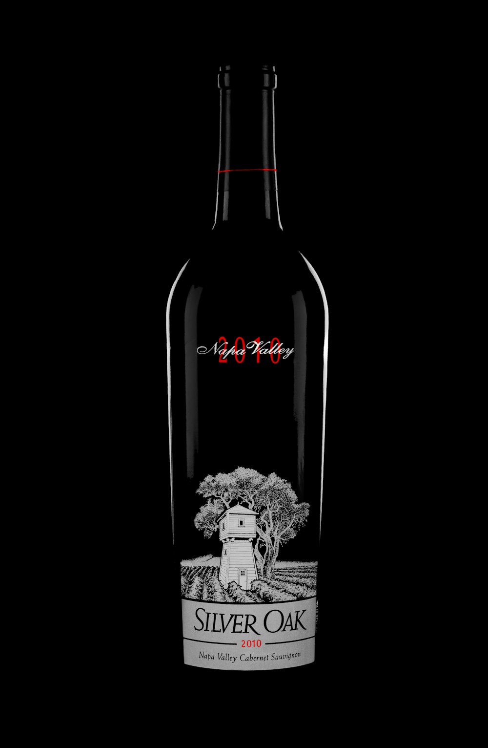 Una botella de vino de roble plateado sobre fondo negro