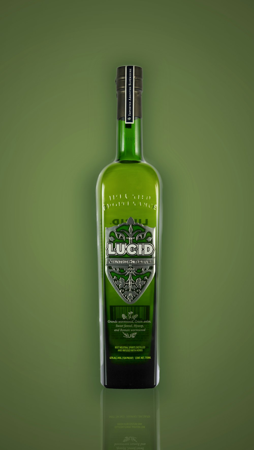 una botella de licor sobre fondo verde
