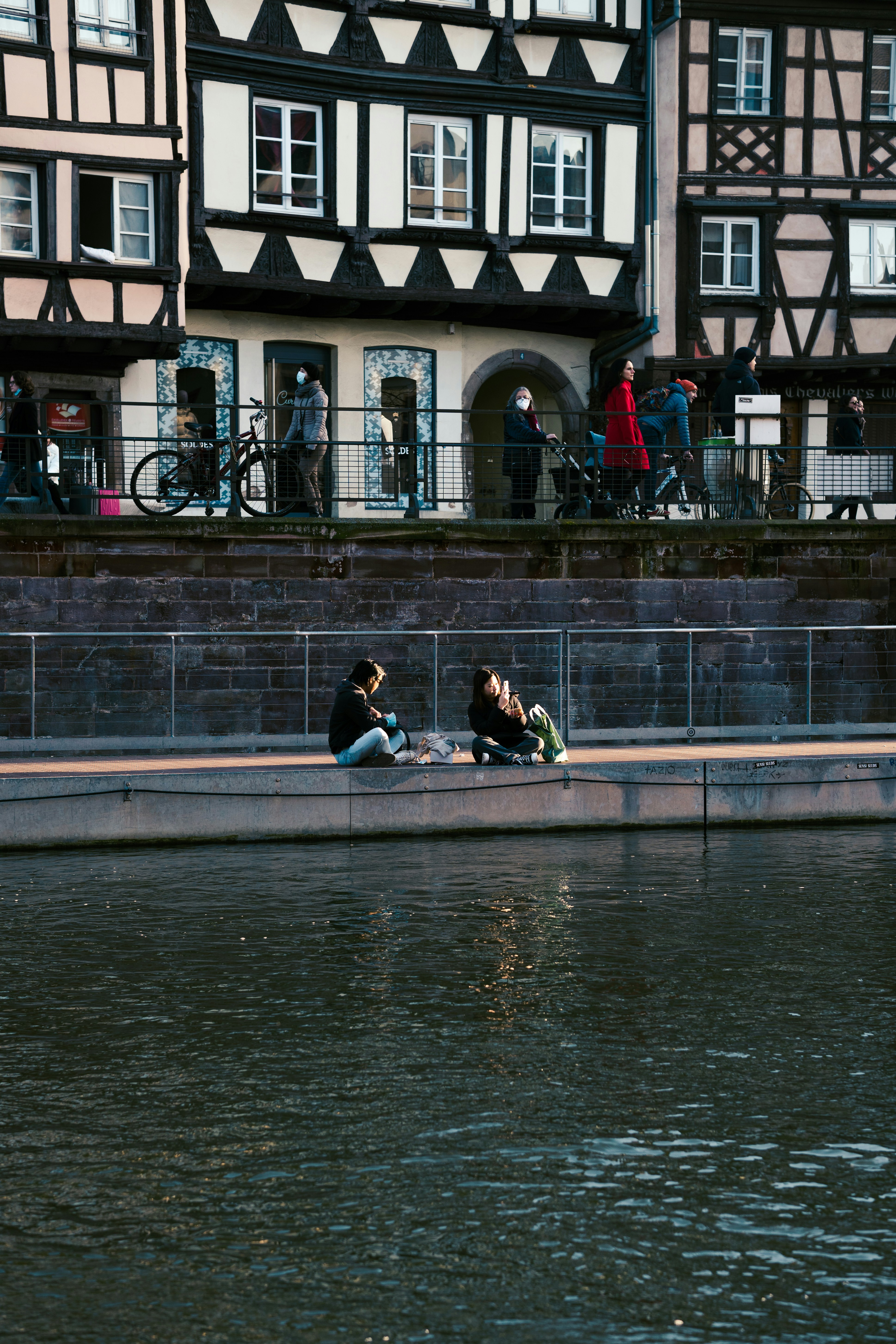 un groupe de personnes debout à côté d’un plan d’eau