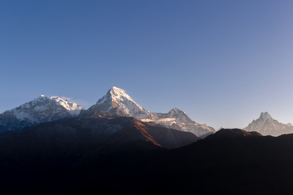 Una vista de una cadena montañosa desde la distancia