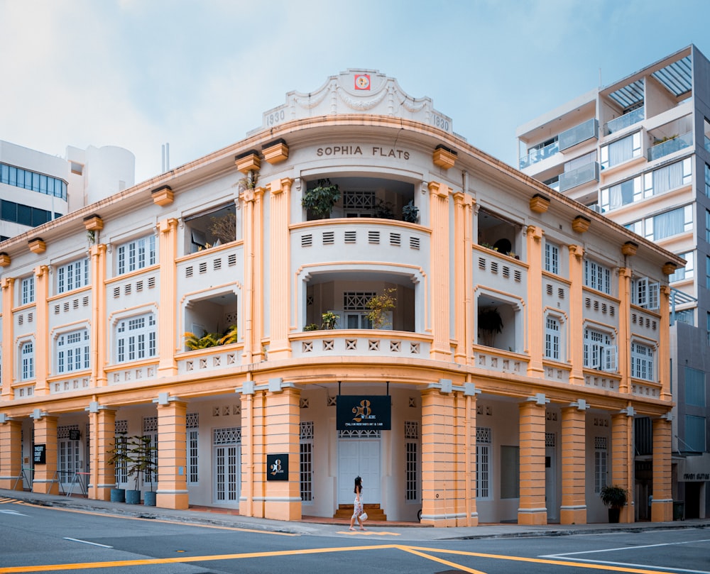 Un gran edificio amarillo con un reloj en la parte superior