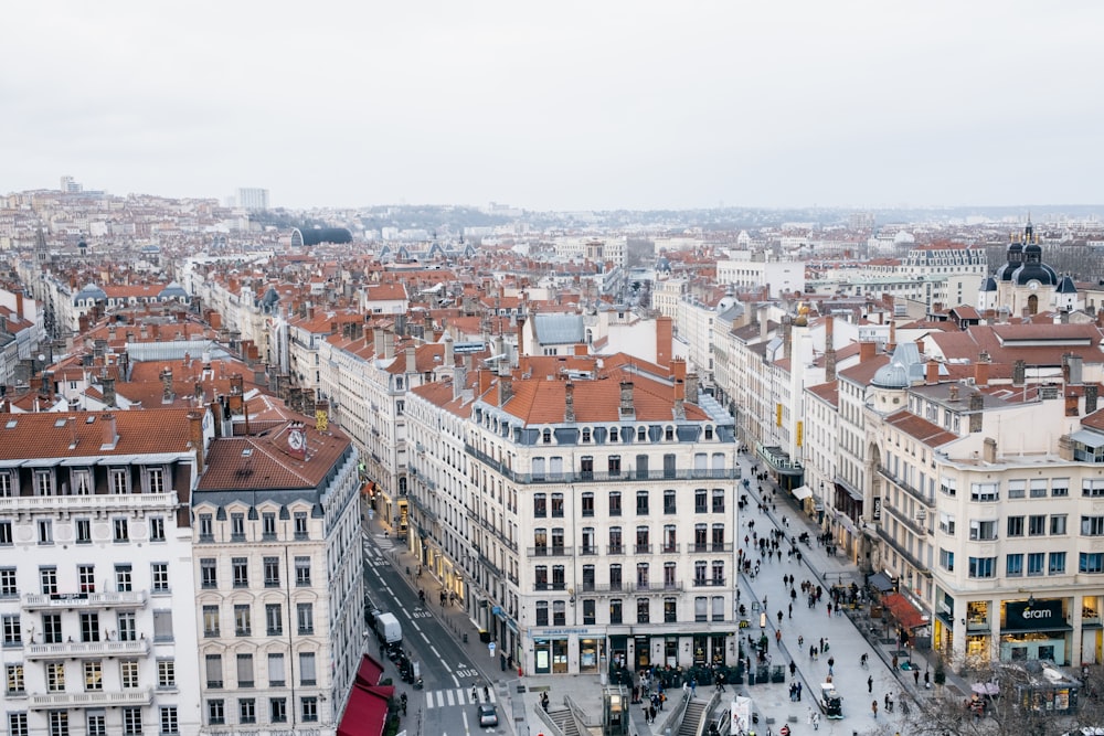 une vue d’une ville depuis un grand immeuble