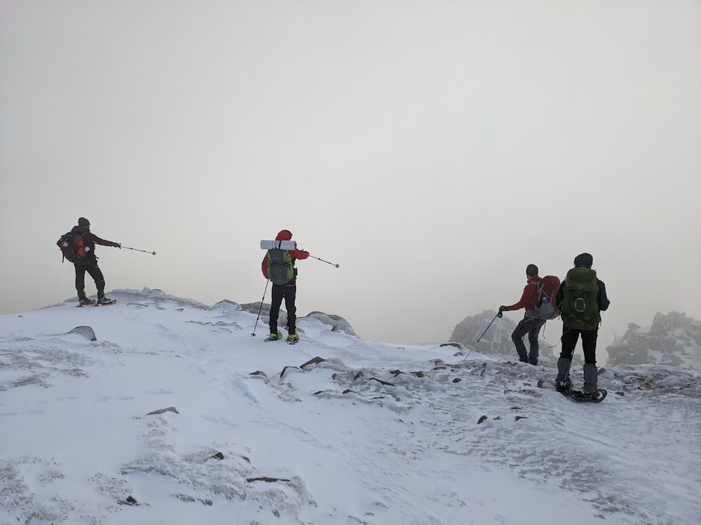 Eine Gruppe von Menschen steht auf einem schneebedeckten Hang
