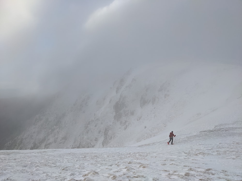 Deux personnes marchant sur une montagne enneigée