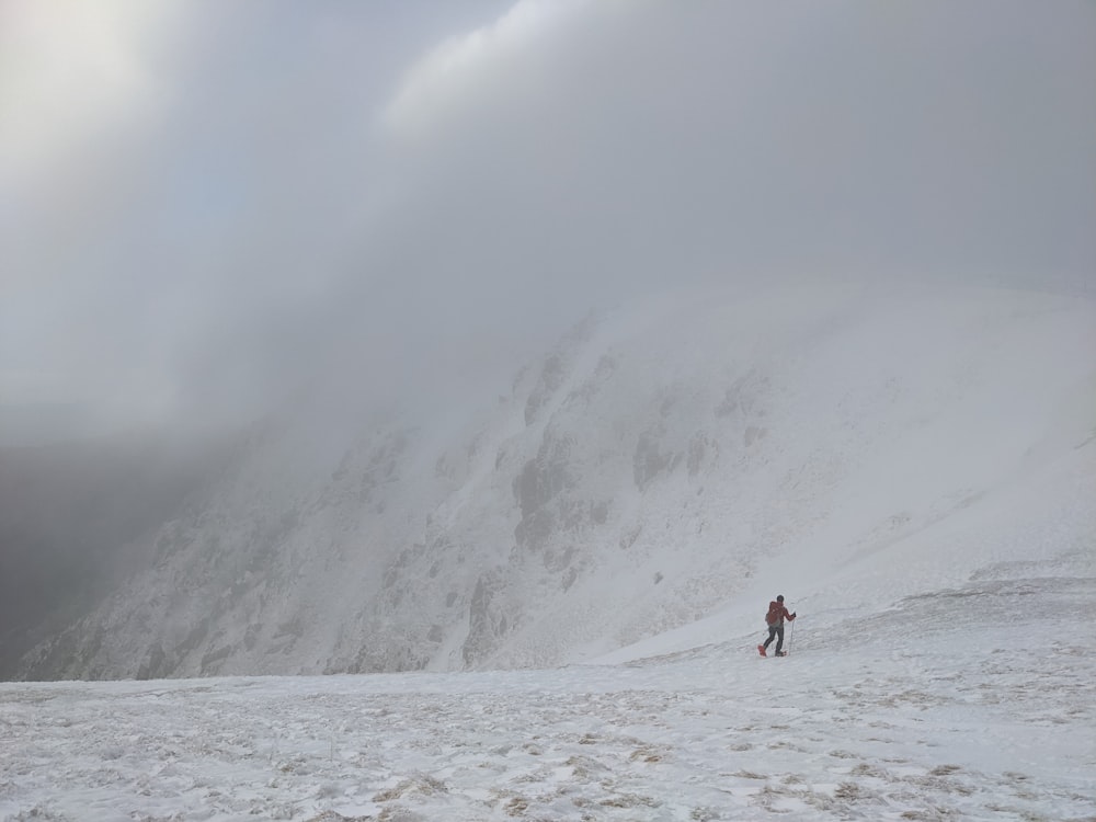 Zwei Personen gehen einen schneebedeckten Berg hinauf