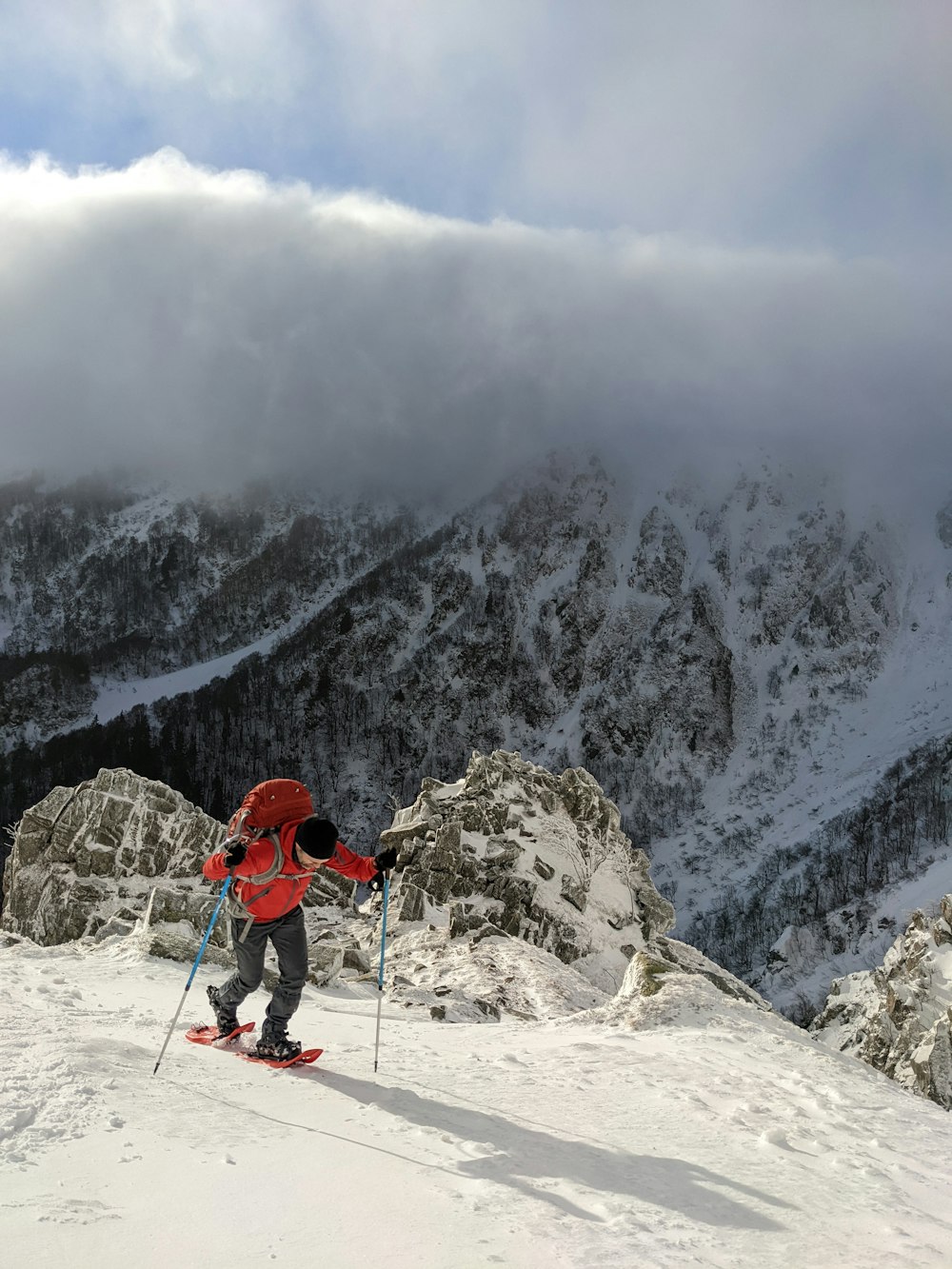 雪に覆われた斜面の上でスキーに乗る男