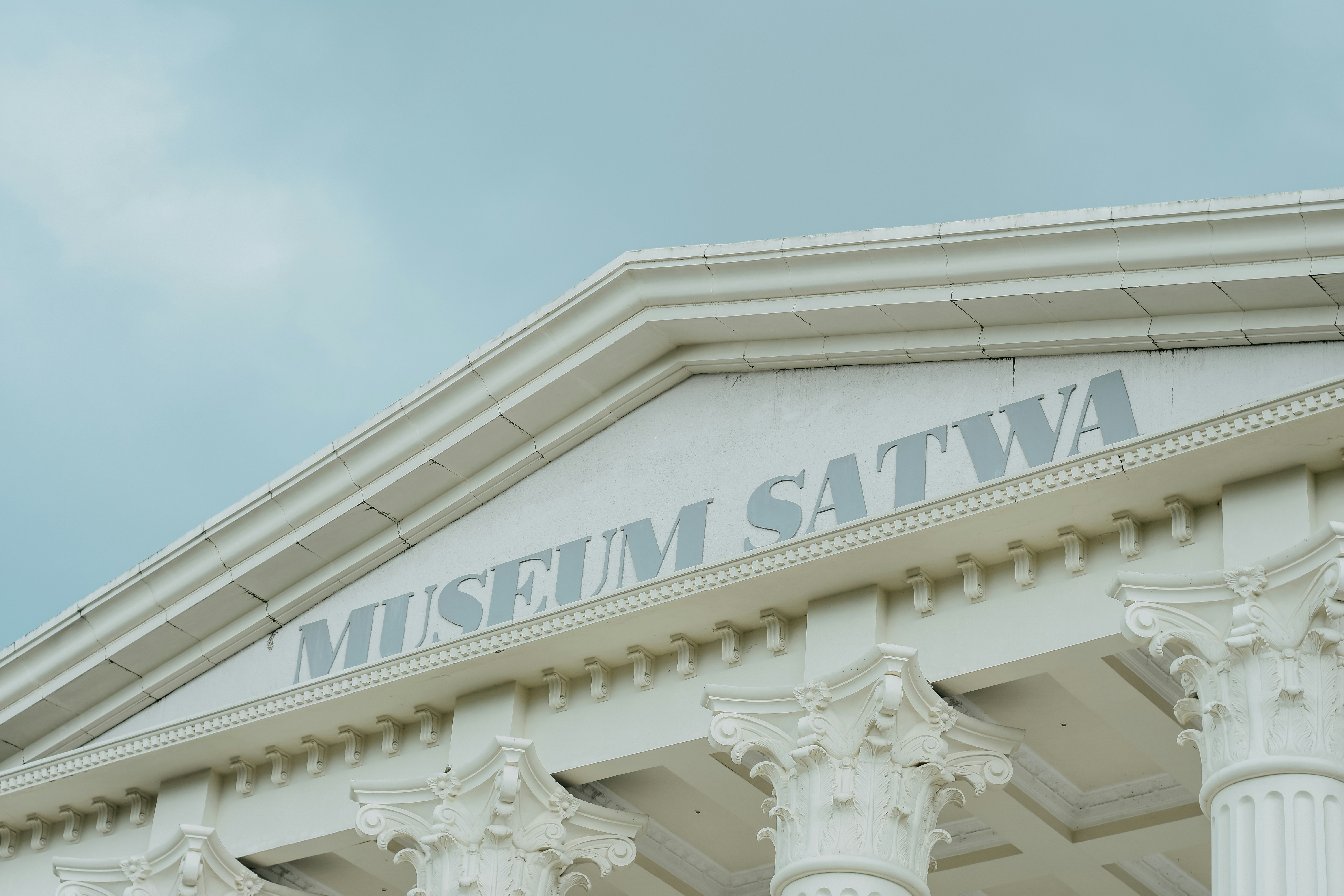 a white building with a sign that says museum satwa