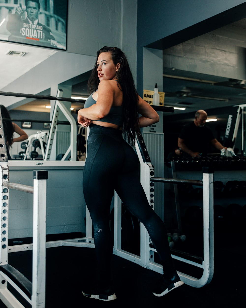 Eine Frau steht an einer Maschine in einem Fitnessstudio