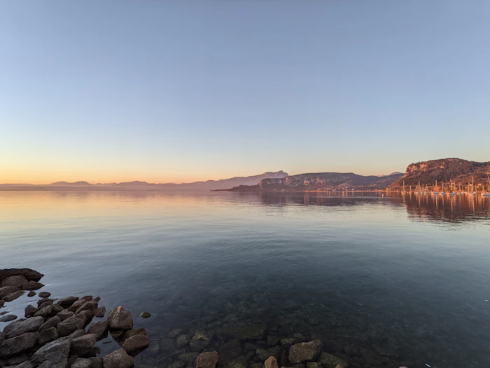Blick über den See zu den Bergen