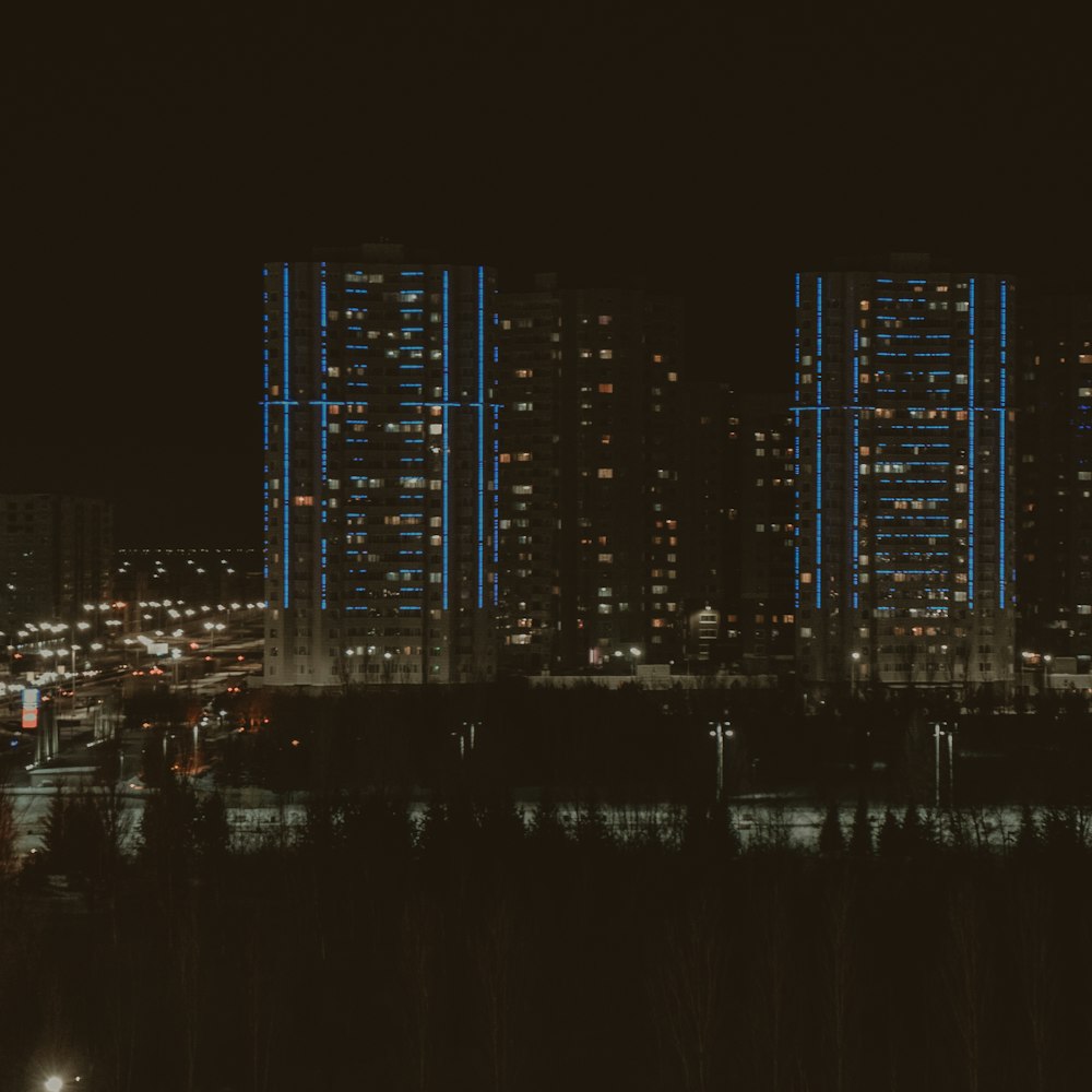 uma cidade à noite iluminada com luzes azuis