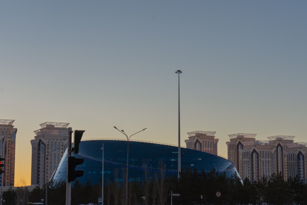 a traffic light in front of a large building