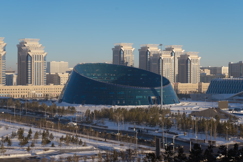 a large building in the middle of a city