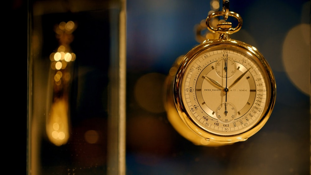 um close up de um relógio de bolso de ouro