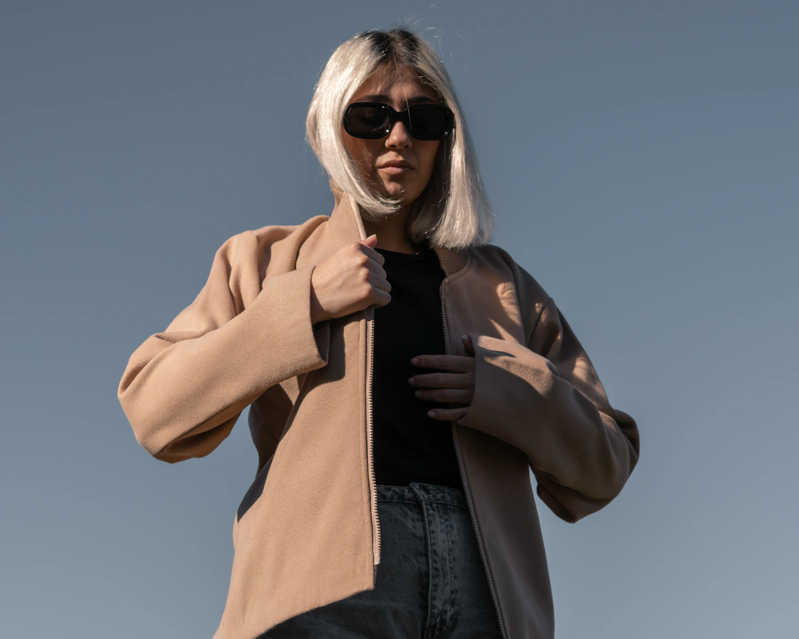 Camiseta gola V: profunda ou discreta, qual favorece o seu busto