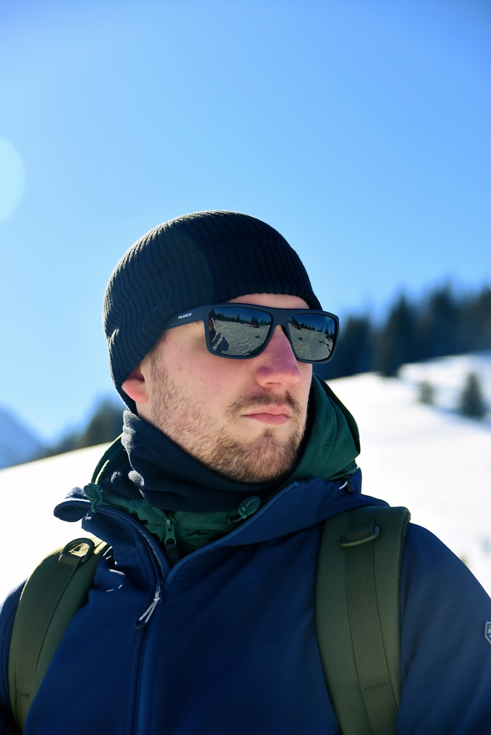 Foto Un hombre con una mochila y gafas de sol en la nieve – Imagen Nieve  gratis en Unsplash
