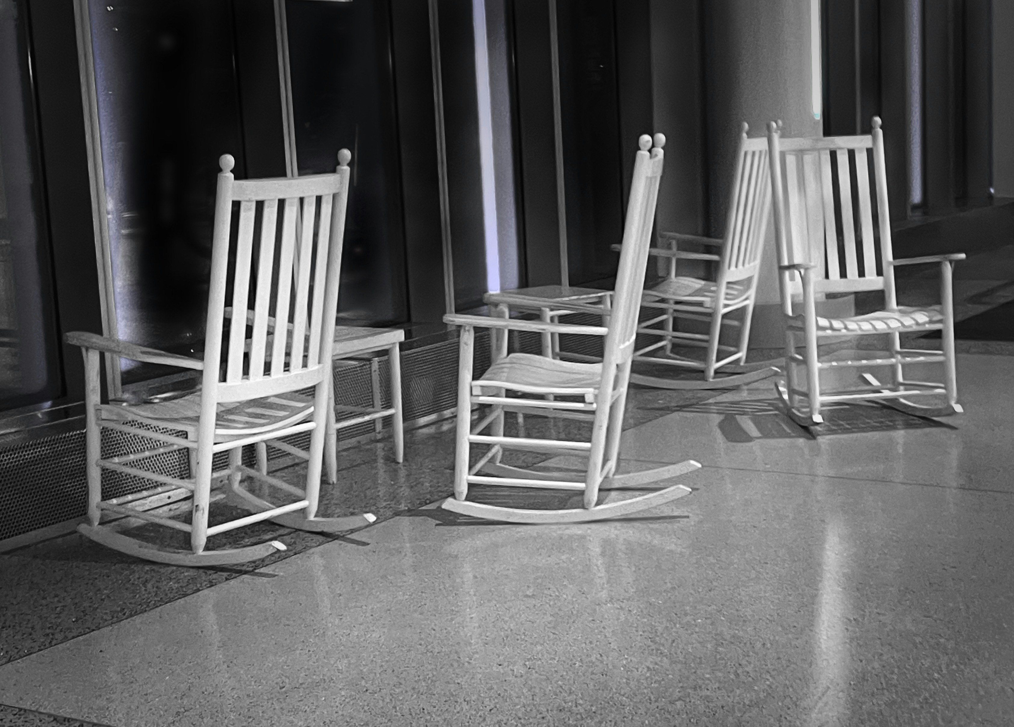 a row of rocking chairs sitting next to each other