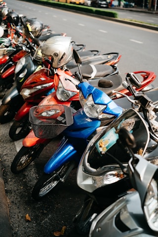 a row of motorcycles parked next to each other