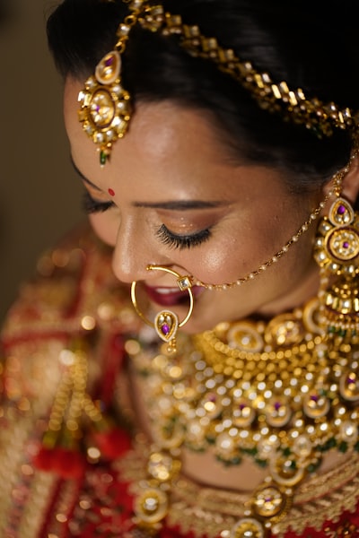 Woman wearing a gold necklace, personalised jewellery as birthday gift