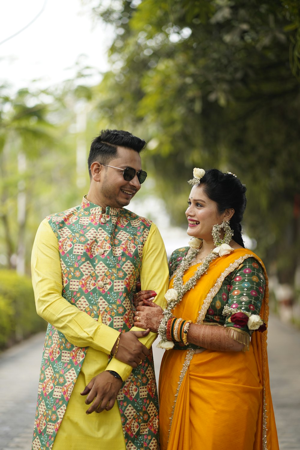 Un uomo e una donna vestiti in abiti indiani foto – Vestiario Immagine  gratuita su Unsplash