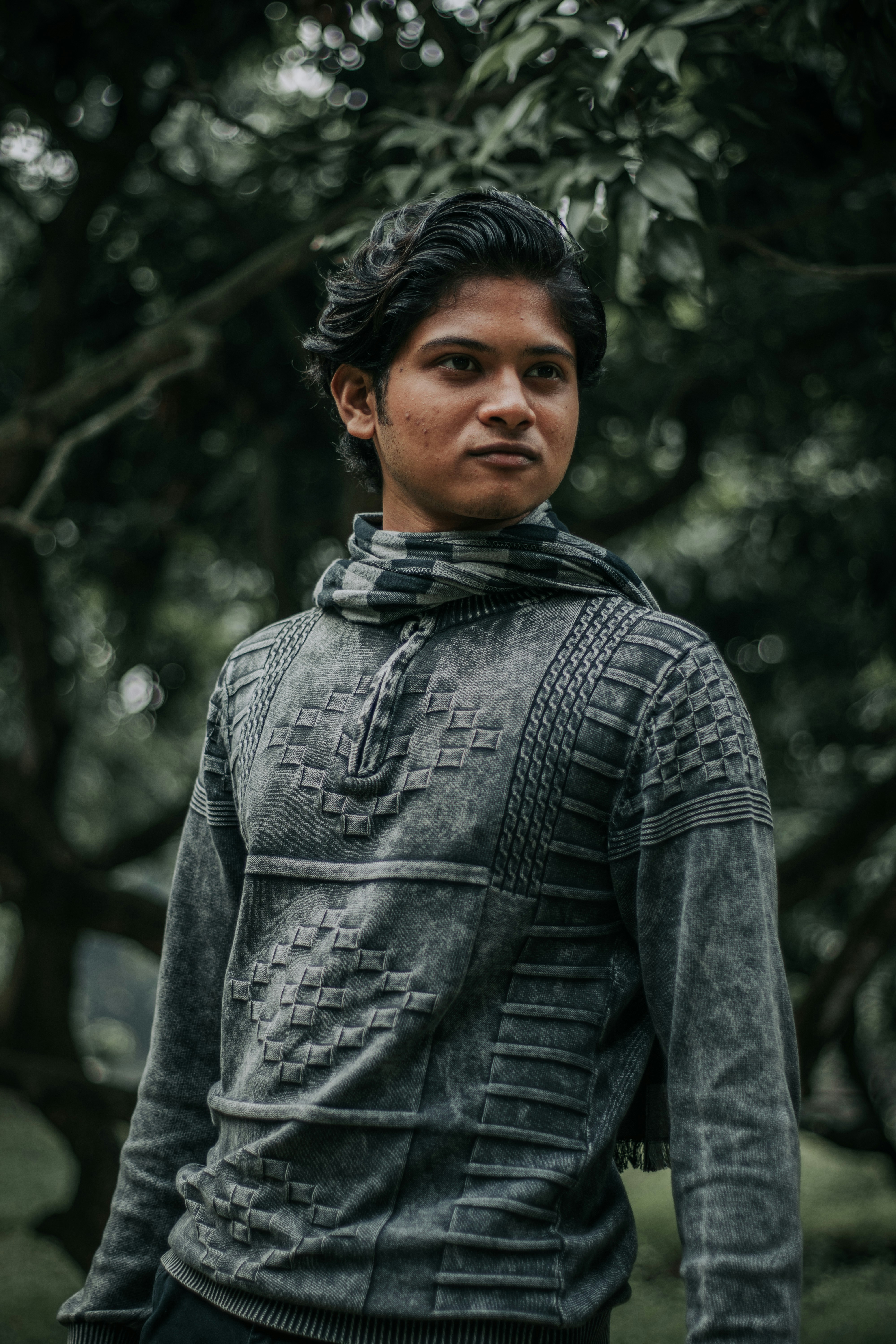 Ein Mann steht vor einem Baum